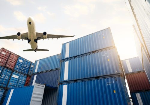 Imagen Avión pasando por contenedores
