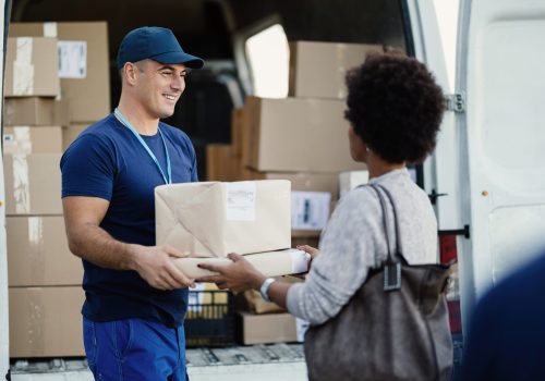 Repartidor entregando paquete